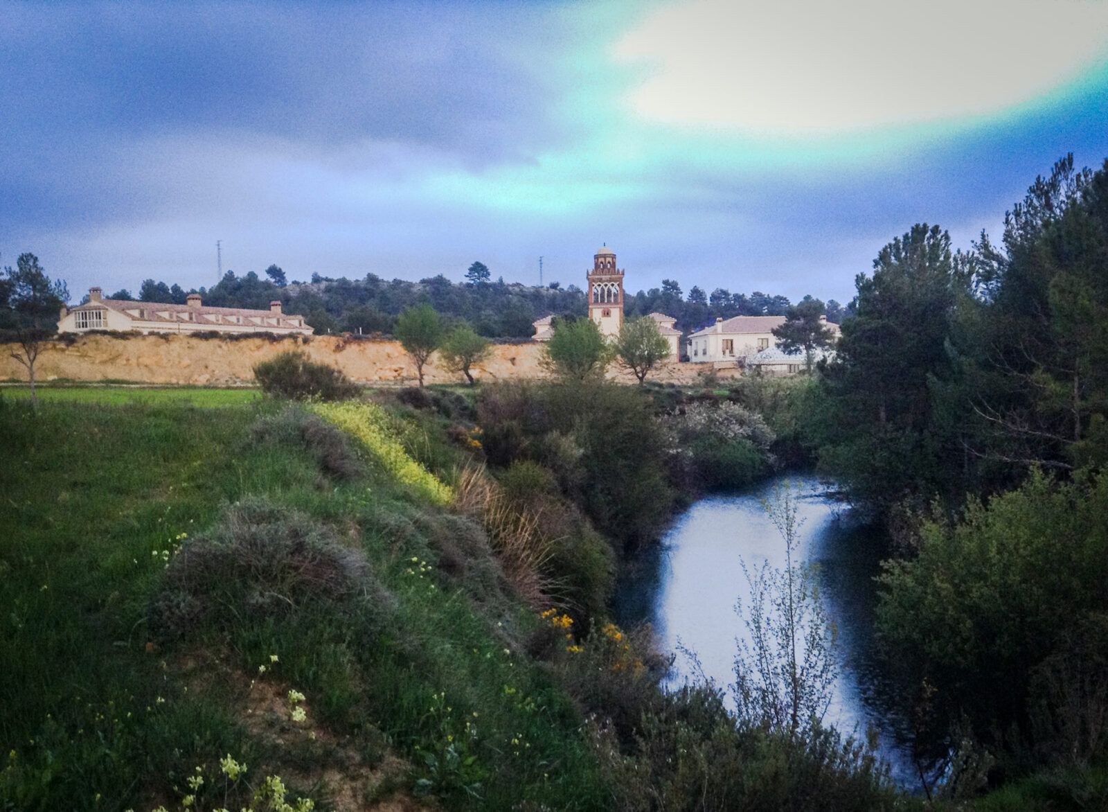 La finca reflejada en el agua al atardecer