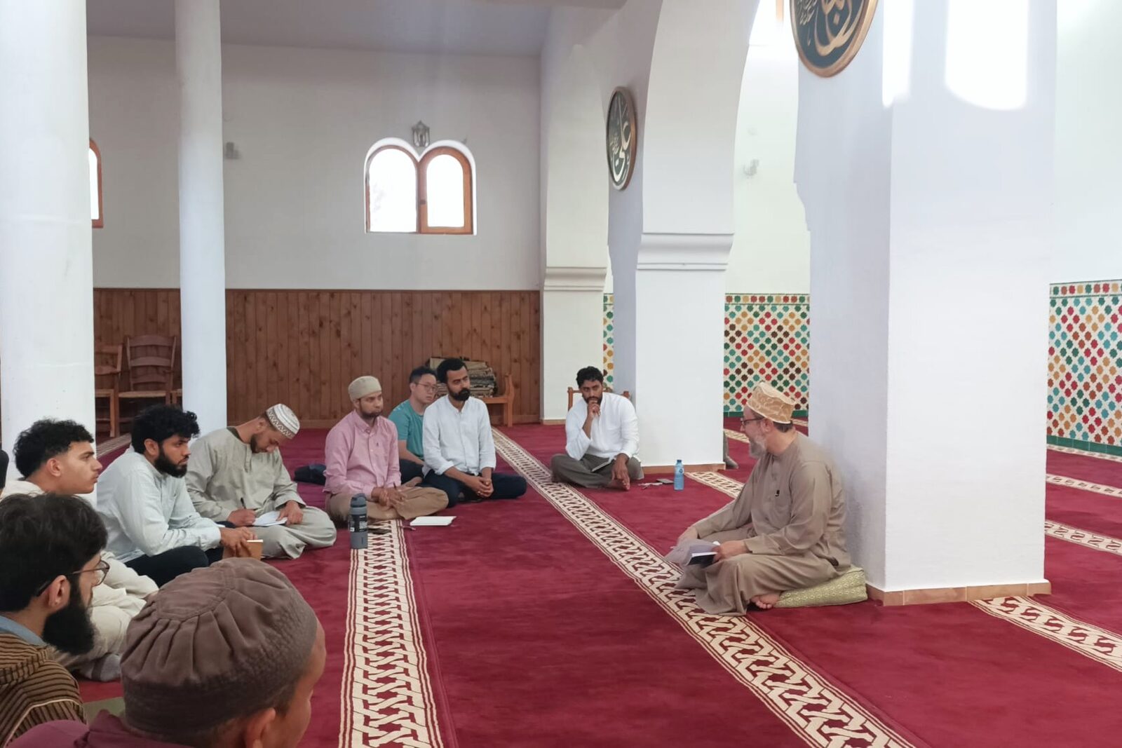 La comunidad reunida en la mezquita