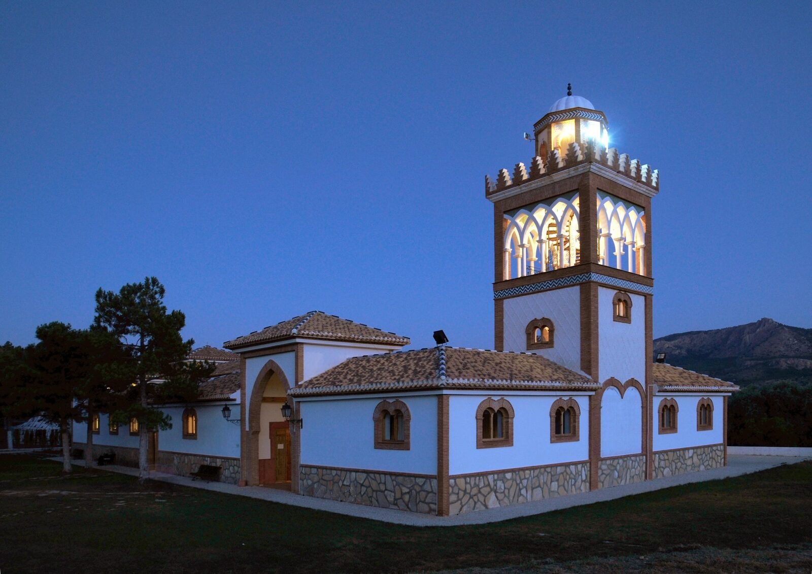 Alminar de la su mezquita sobre los campos de la finca