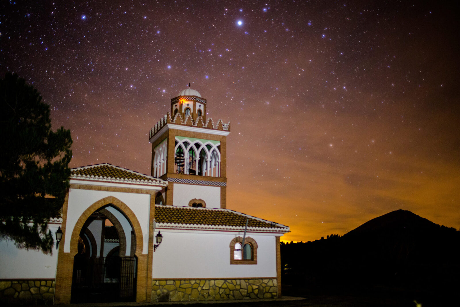 La mezquita de la Alquería bajo un cielo estrellado